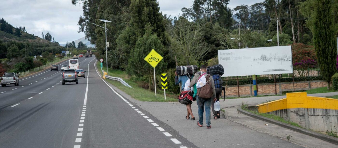 Tres venezolanos están caminando por la autopista norte cerca de Bogotá