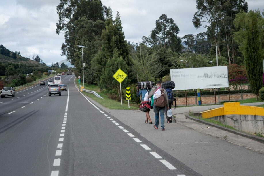 Tres venezolanos están caminando por la autopista norte cerca de Bogotá