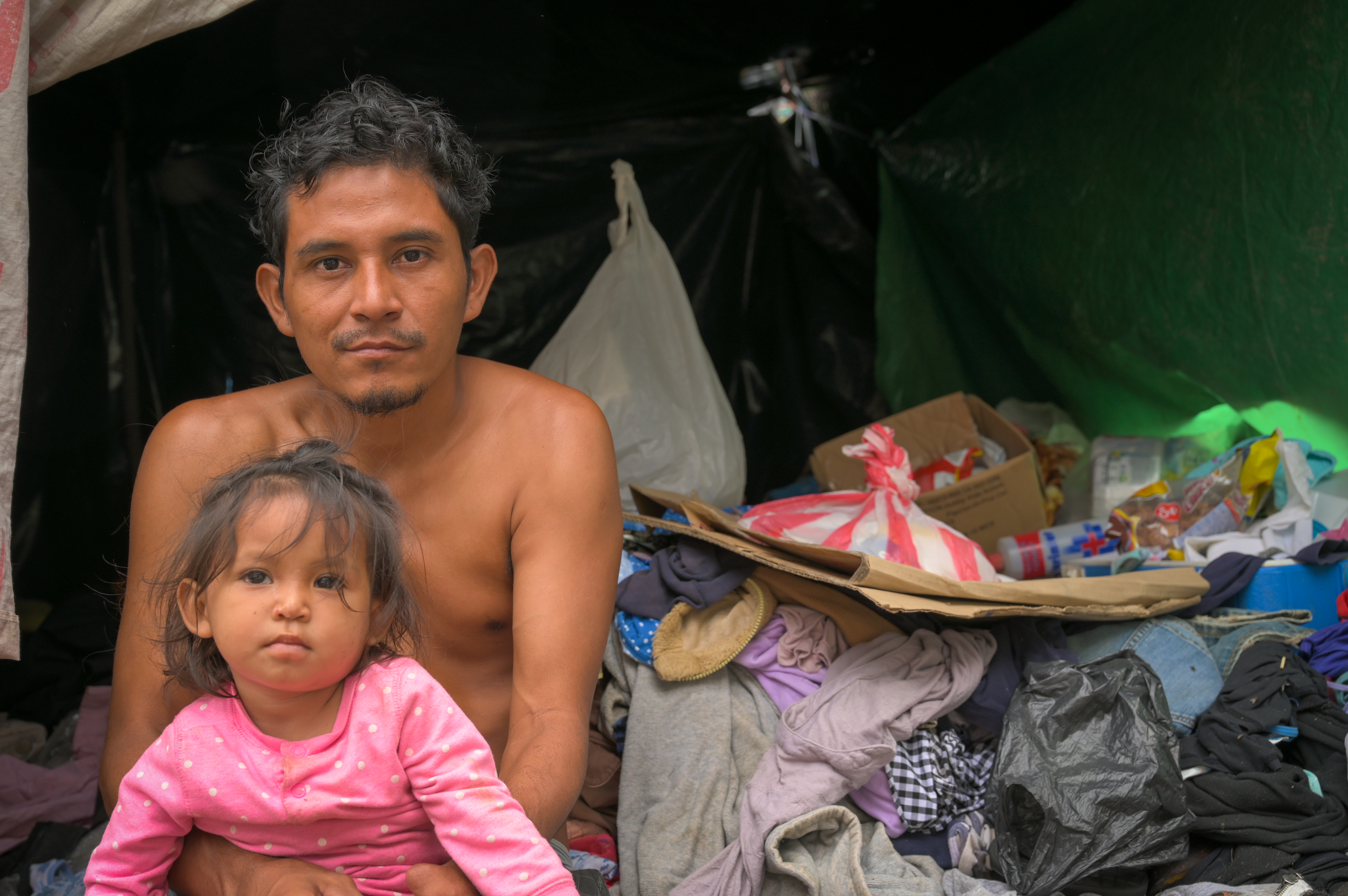 Un mes después de que los huracanes azotaran el norte de Centroamérica, cientos de miles de personas siguen esperando ayuda humanitaria