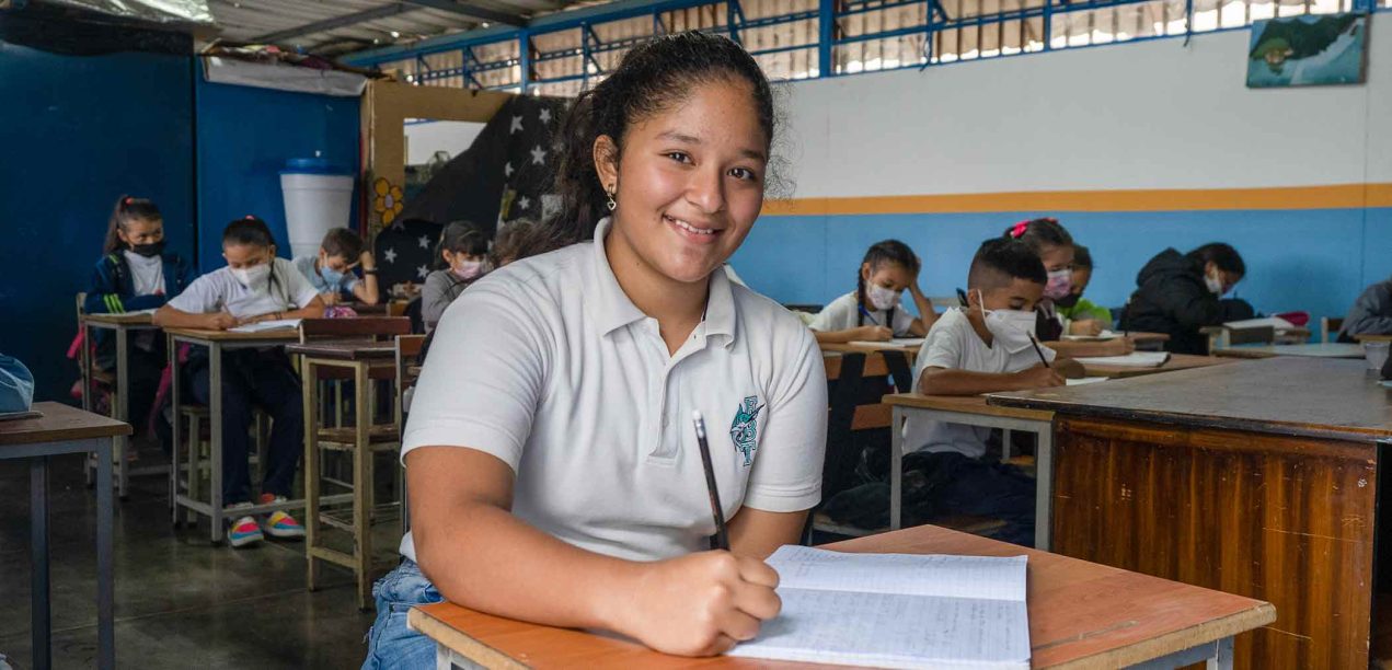 Educación Core NRC - Leidy está feliz de regresar a su escuela en Venezuela. Foto: Ingrid Prestetun/NRC