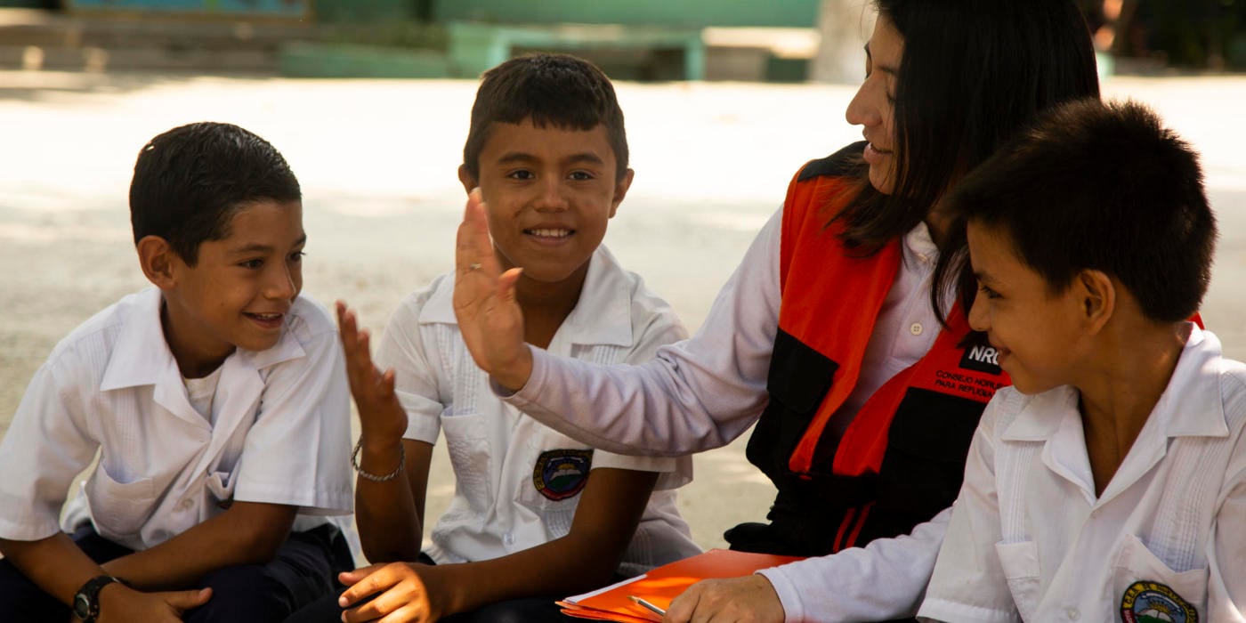 Al menos cuatro de cada diez niños que viven en las zonas más afectadas por la violencia están fuera de la escuela en Honduras. Estos tres niños han regresado a la escuela a través del proyecto educativo del Consejo Noruego para los Refugiados (NRC, por sus siglas en inglés). Foto: Up Studio/NRC.